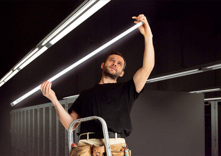 asset-13098491_Electrician-installs-LDV-LED-Tube-in-a-luminaire